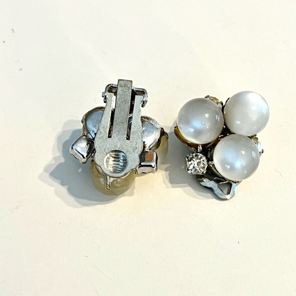 Vintage 50’s Glamorous Costume Clip-On Earrings - Picture 3 of 7